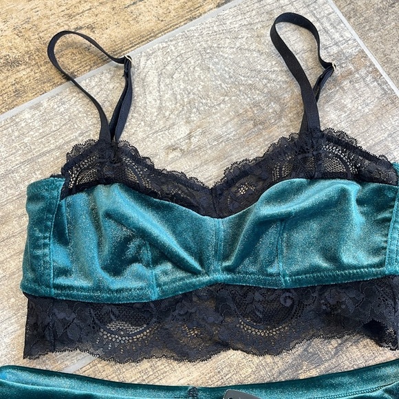 NWT Adore Me Black Lace & Green Velour Bralette Underwear Set Size XS/S - Picture 3 of 5